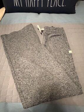 Vuori Like New Halo Essential WideLeg pant in sold out Heather Gray